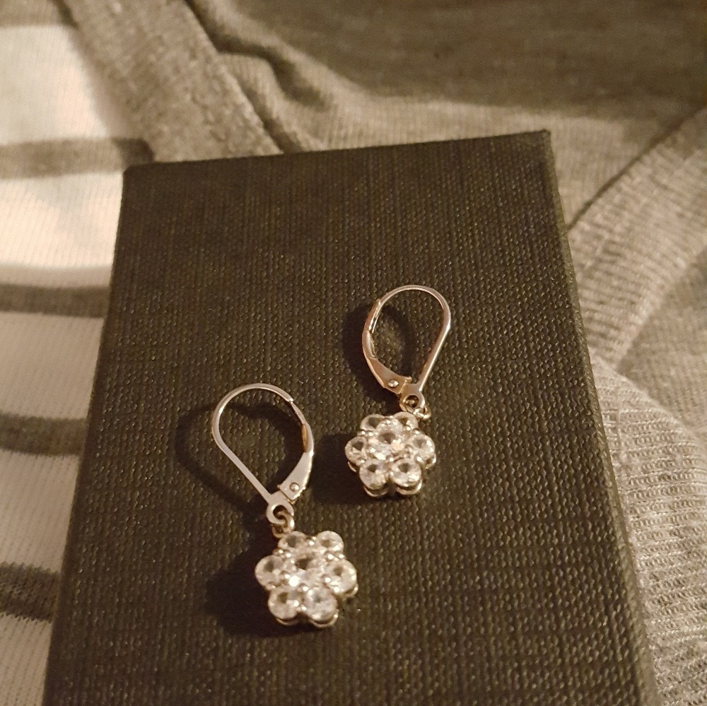 WHITE TOPEZ EARRINGS  SS